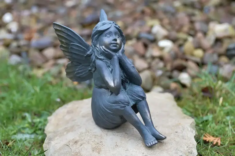 Artikelbild 1 des Artikels “Sitzende Elfe, Tagtraum, Bronzeoptik “